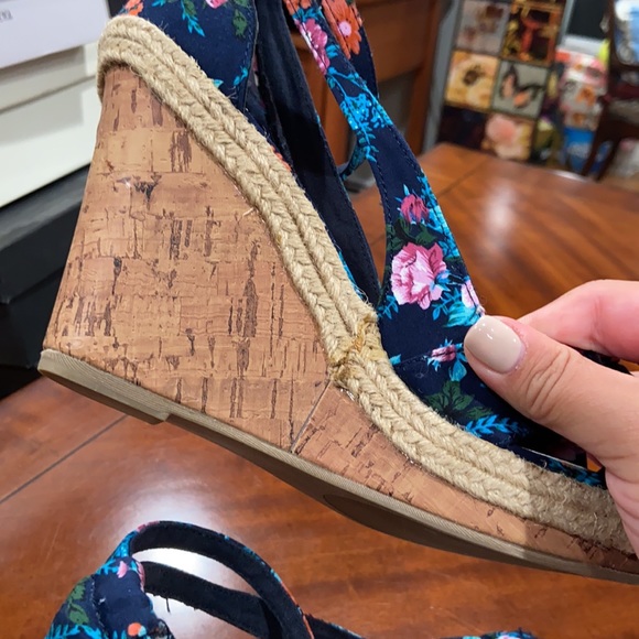 Floral Wedges - Picture 6 of 6